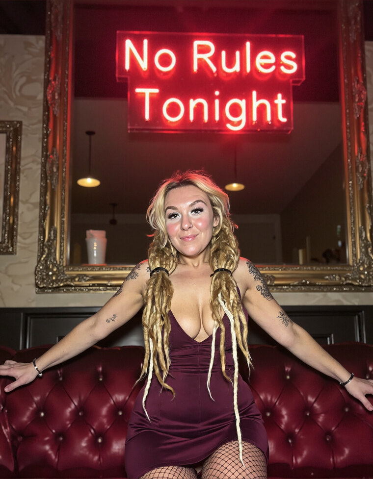 Sexy Swinger Chic 🍍 banner image