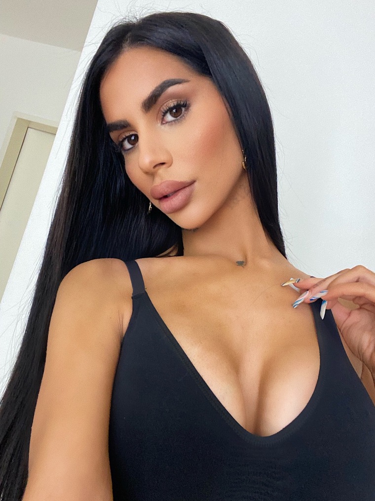 Mia Madisson 🖤 cover image