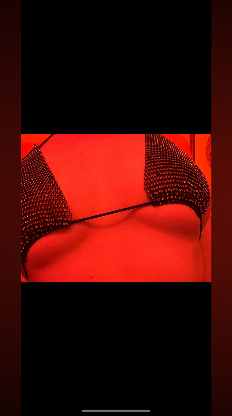 Hot Momma 💦 cover image