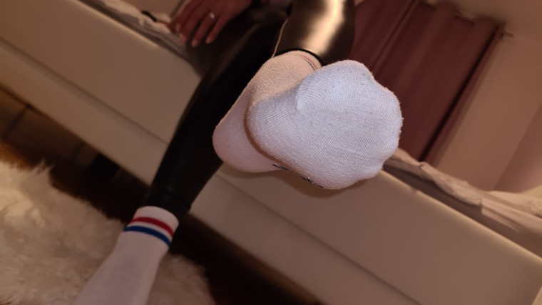 sockedfeet_💋 cover image
