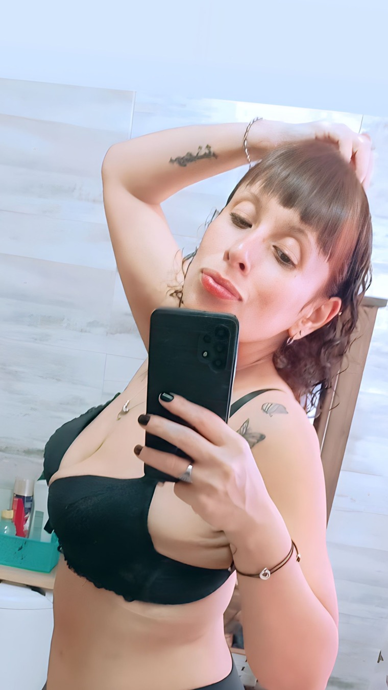 𝐻𝑜𝓉👅𝒮𝑜𝓅𝒽𝒾𝒶🔥 cover image