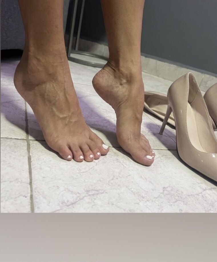 Peachy toes cover image