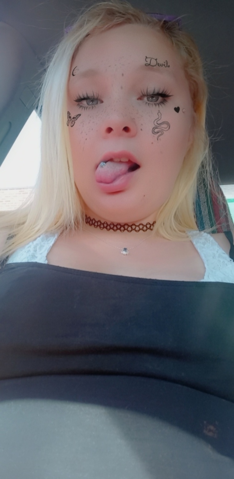 CurvyBlondeMom cover image