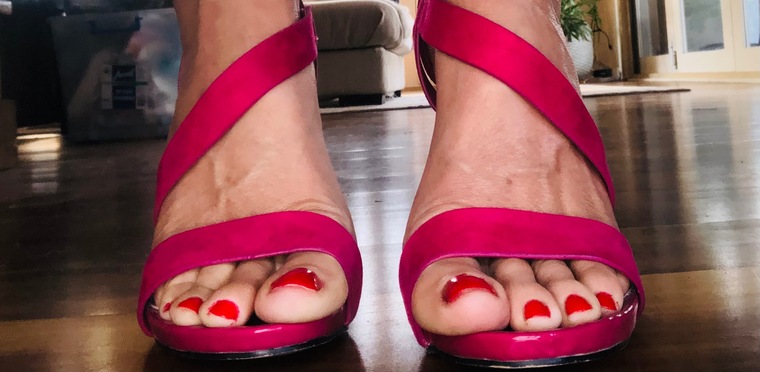 Tallgirlbeautifulfeet banner image