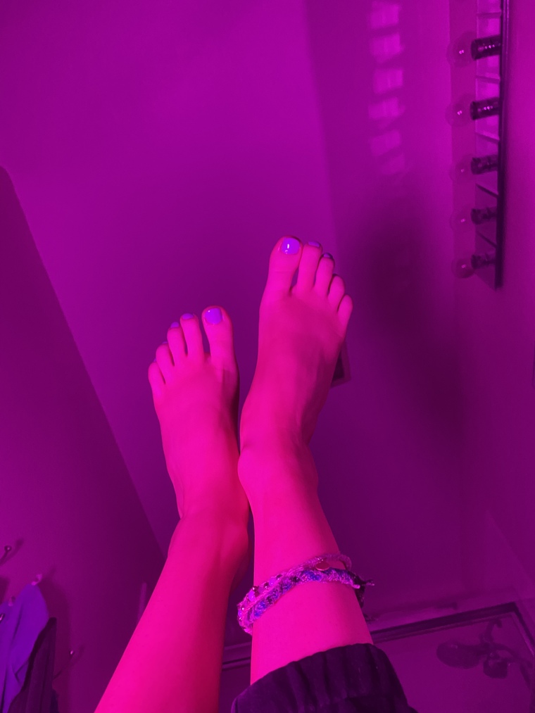 teeny tootsies ♡ cover image