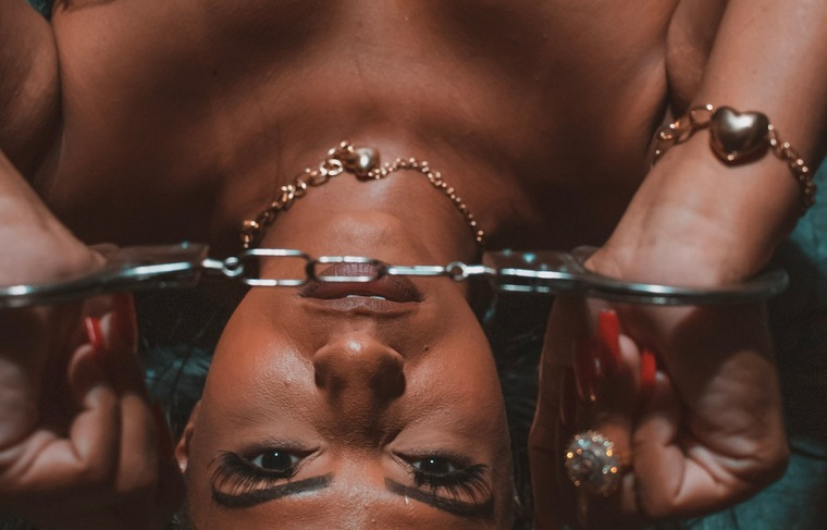 Thais Alves cover image