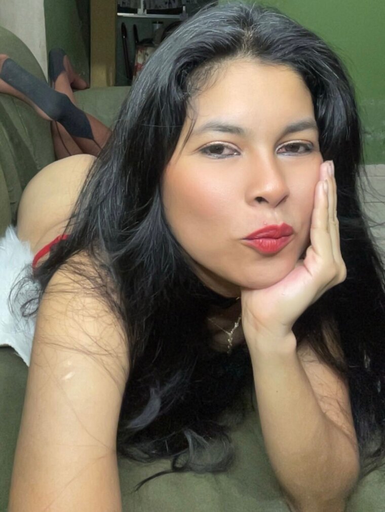 Stephany Santos cover image