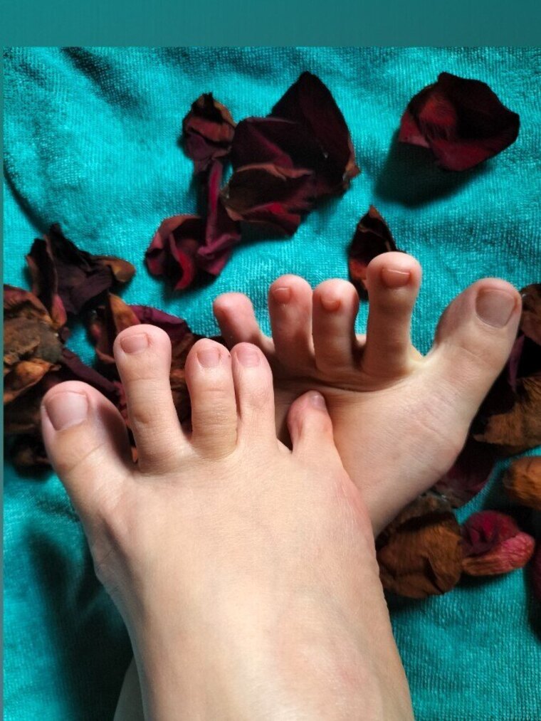 toe-tally hot cover image