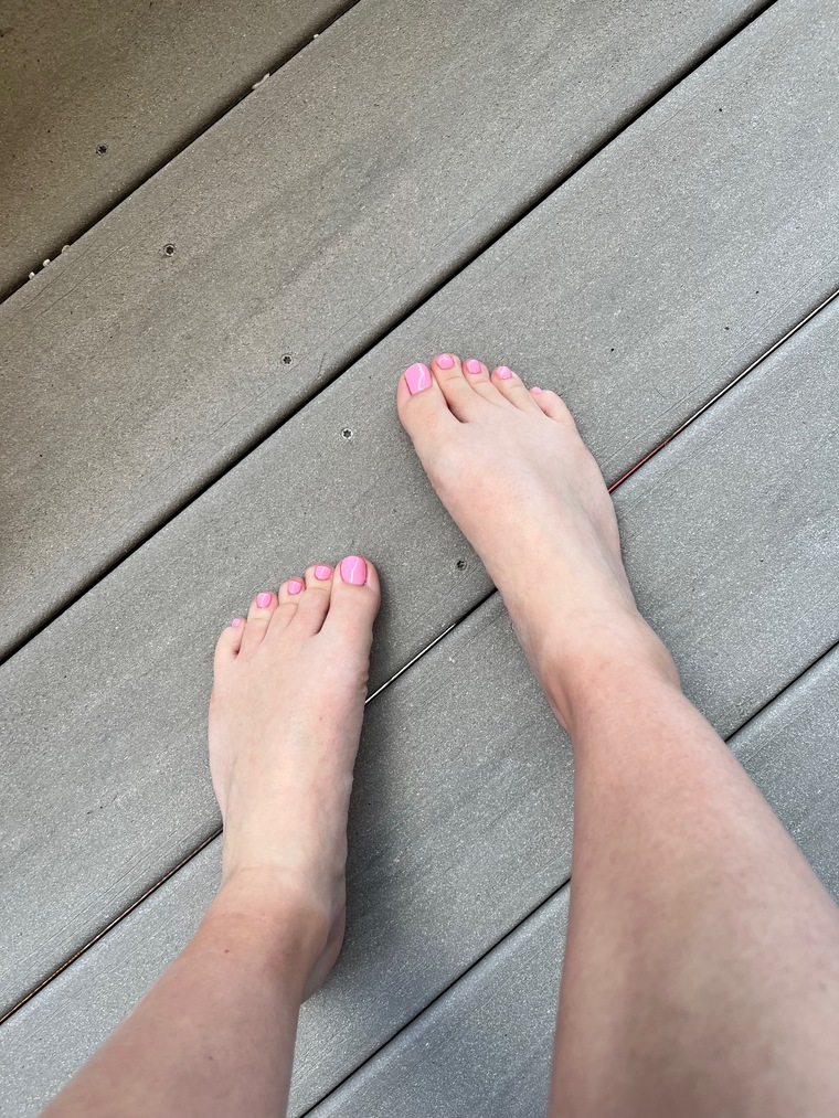 Feet pics🤤 cover image