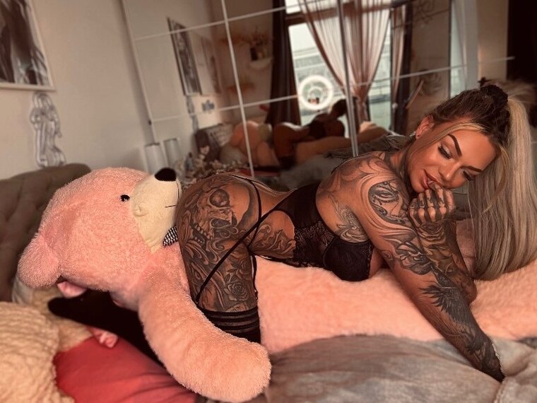 🍆💦🍑TSMiaDeluxxe🍑💦🍆 banner image