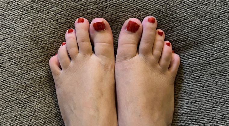 TWIN FEET π banner image