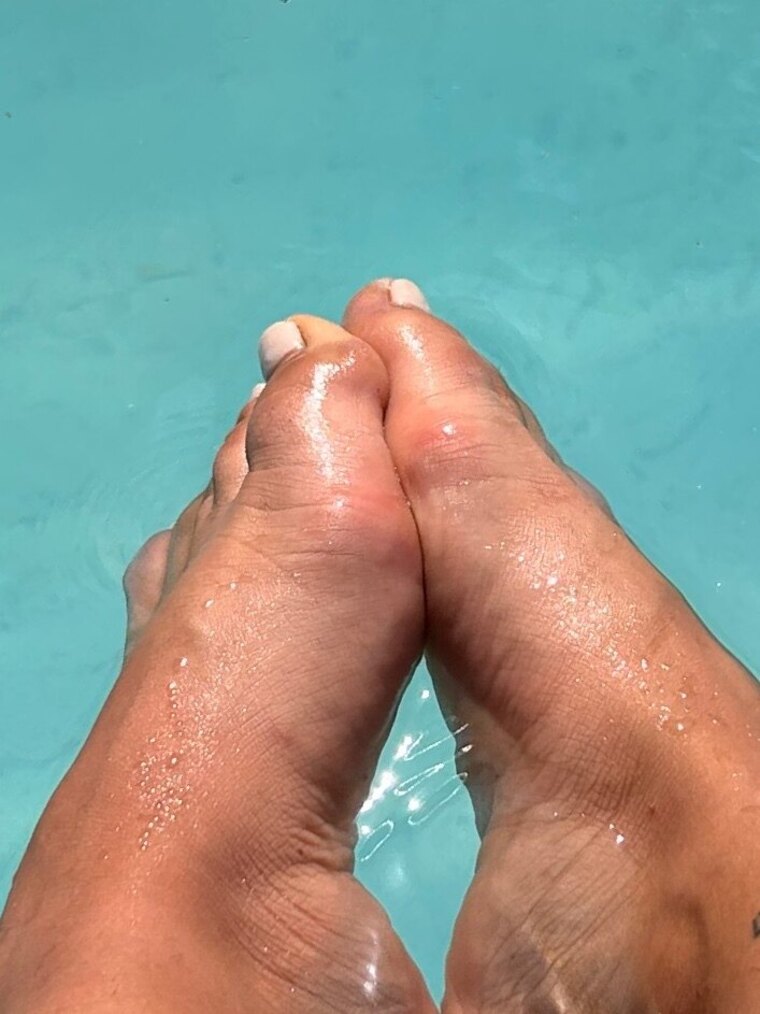 🦶🫶 cover image