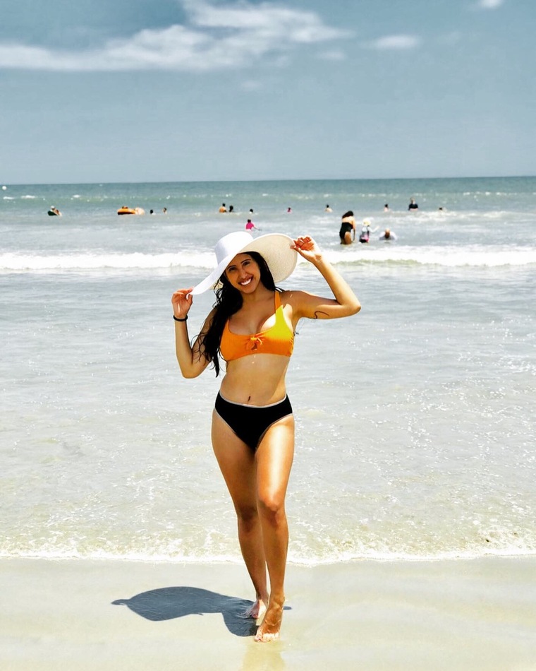 @hola_its_maria banner image