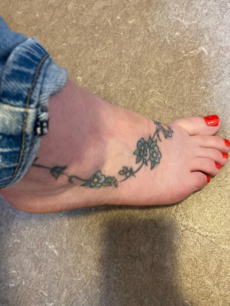 Elle’s feet cover image