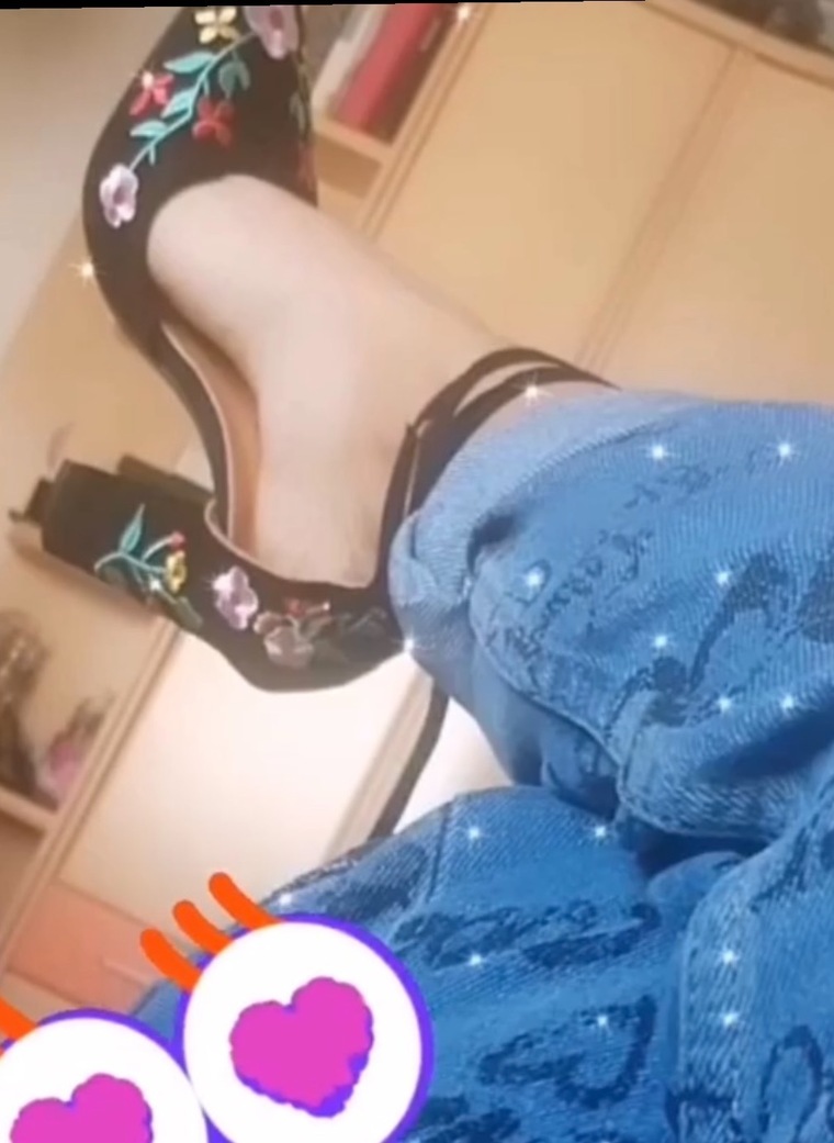Sexy feet 👣🌺 cover image