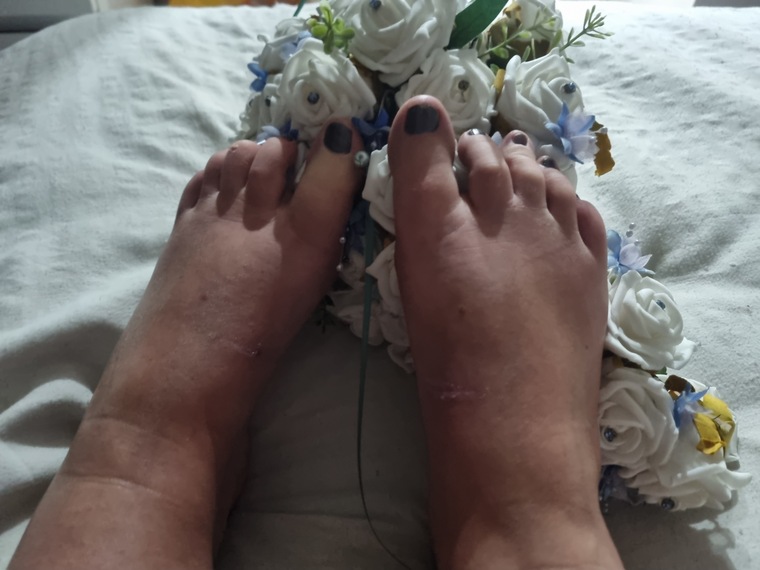 Crazyassmum... my legs n feet pics/vids cover image