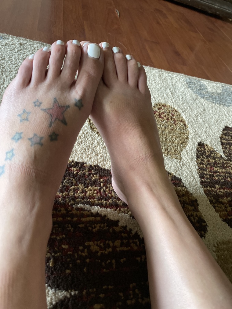 Pretty little feet banner image