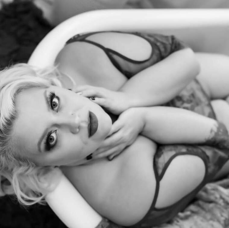 Blondegirlgonebad banner image