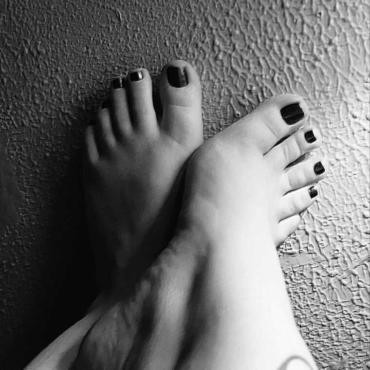 Exquisitely toed cover image
