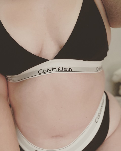 Laurenn Loves cover image