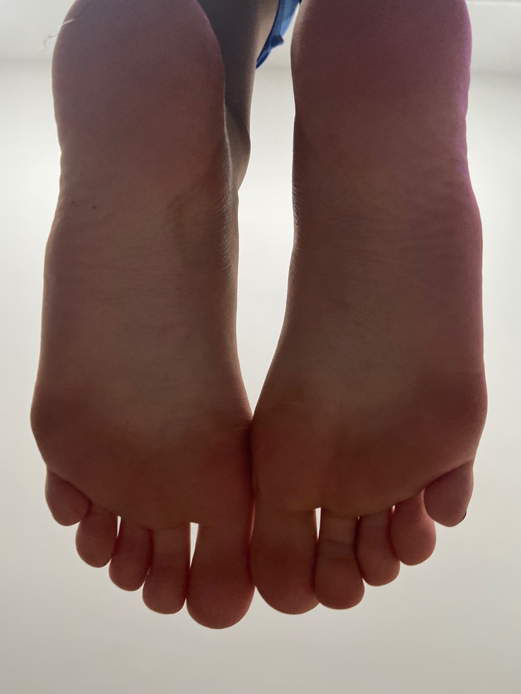 Hot toes😍 banner image