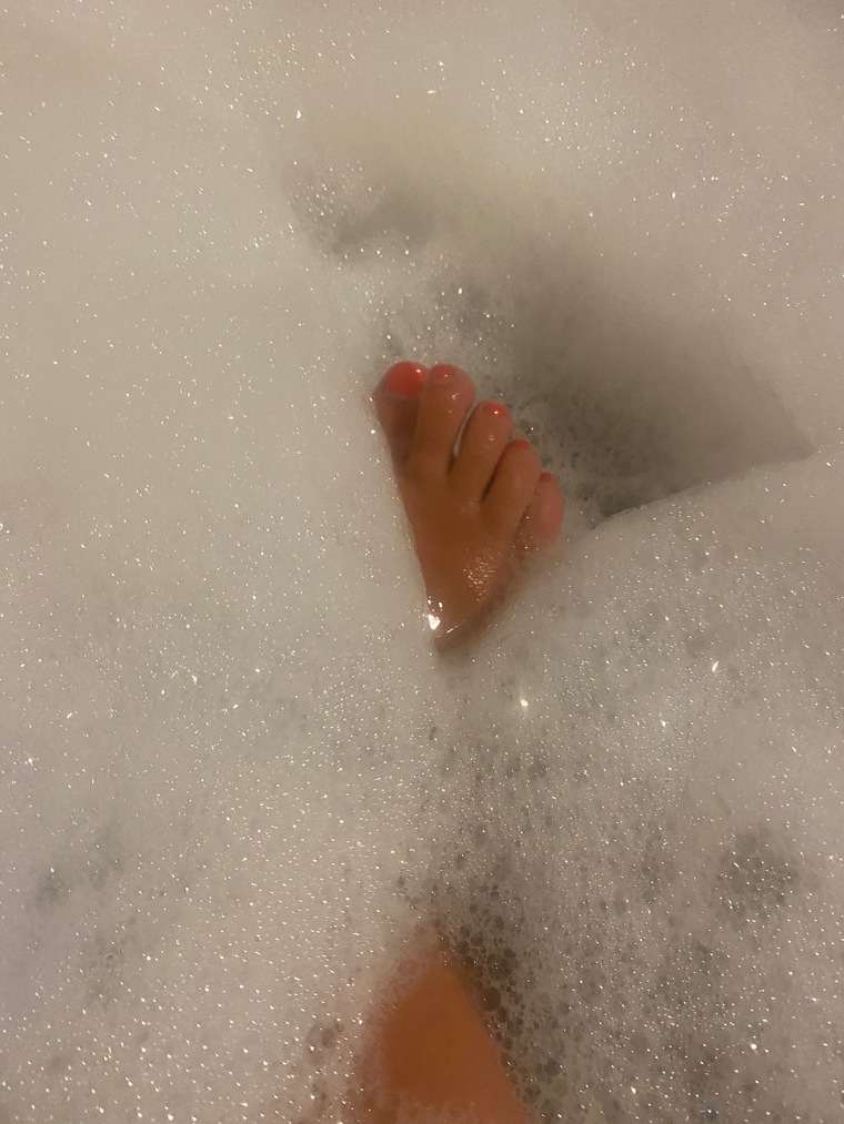 Lisa pretty feet banner image