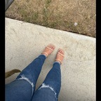 Barefoot brunette avatar