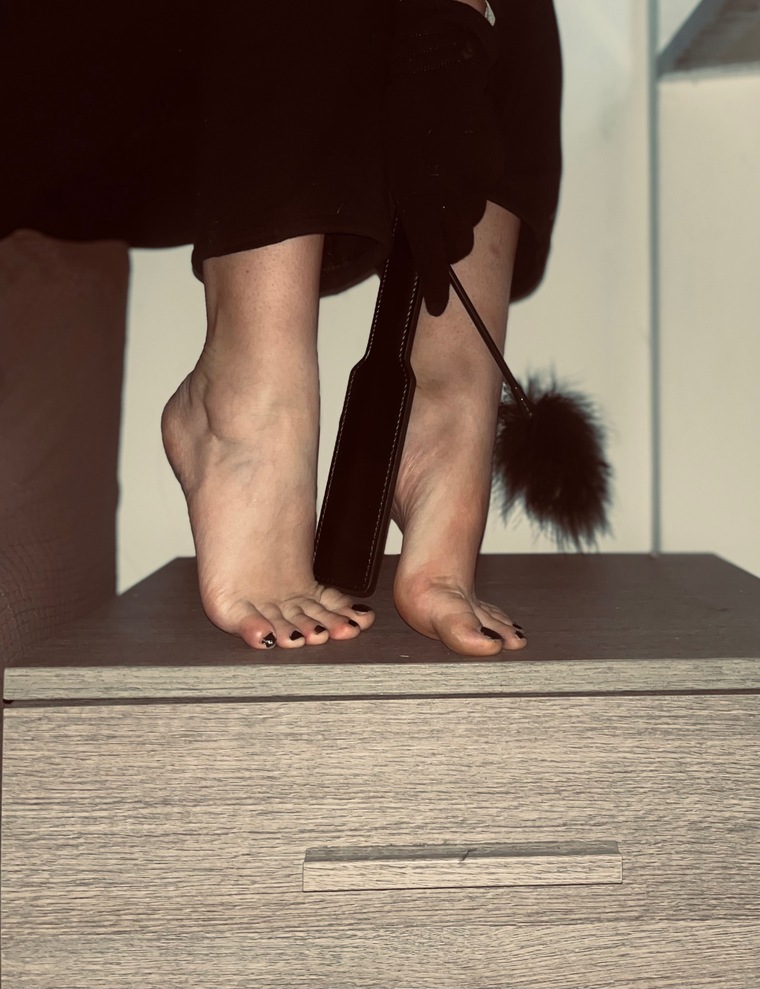 SarahG 👠🖤🧦 cover image