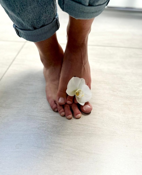 Flowery soles cover image