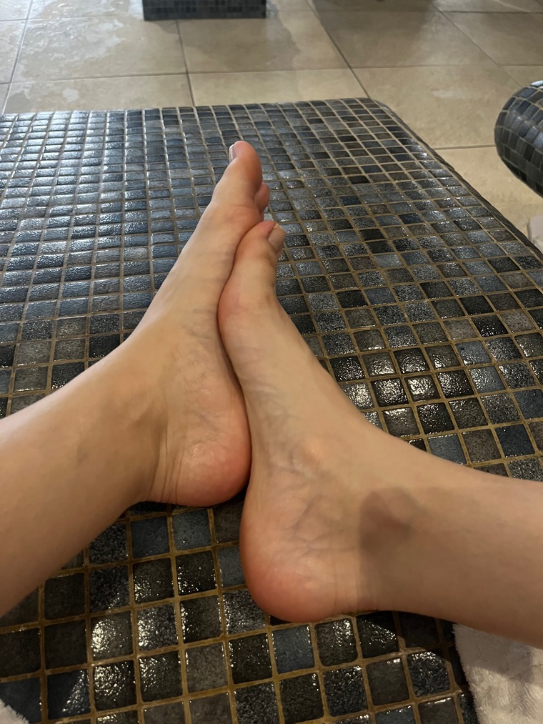 5ft tall, small size 5 adventurous feet😘 cover image