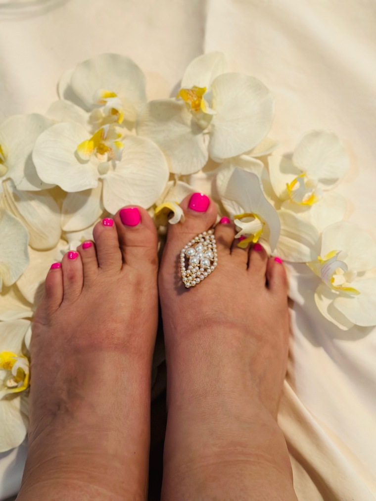 Juicy feet cover image