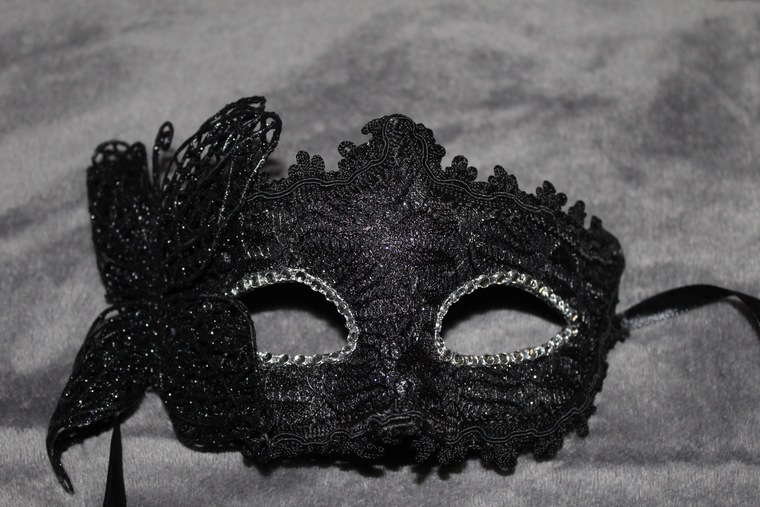 Velvet Mask 🖤 | Mysterious Latina banner image