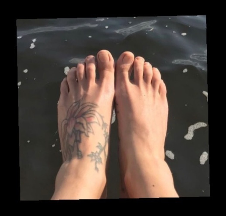 Lola sexy foot banner image