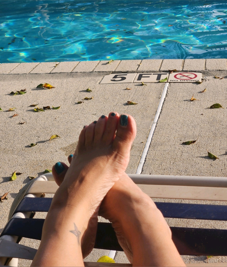 Mimis feet cover image