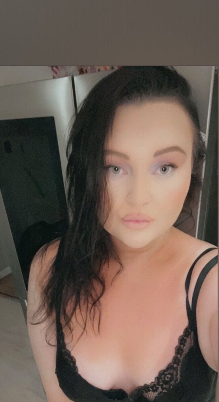 CurvyQueenJ banner image