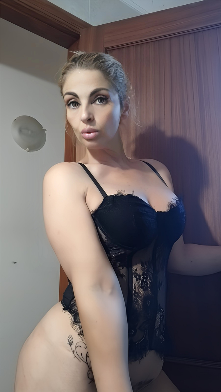 Scarlett Hotwife cover image