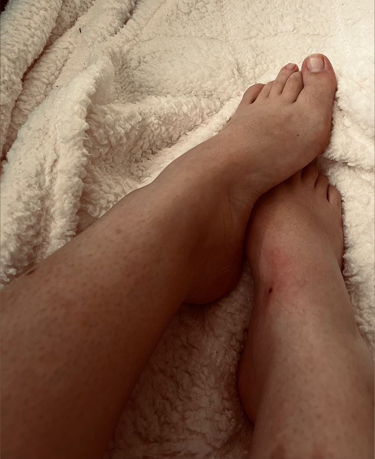 Destroy feet girl banner image