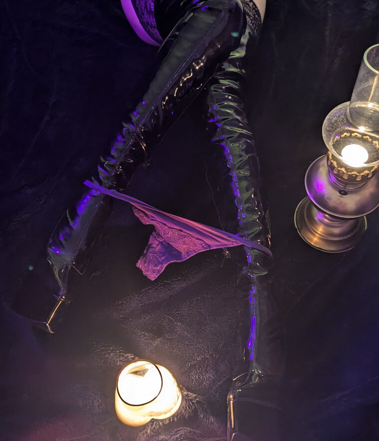 Naugthyfeetgoddess banner image