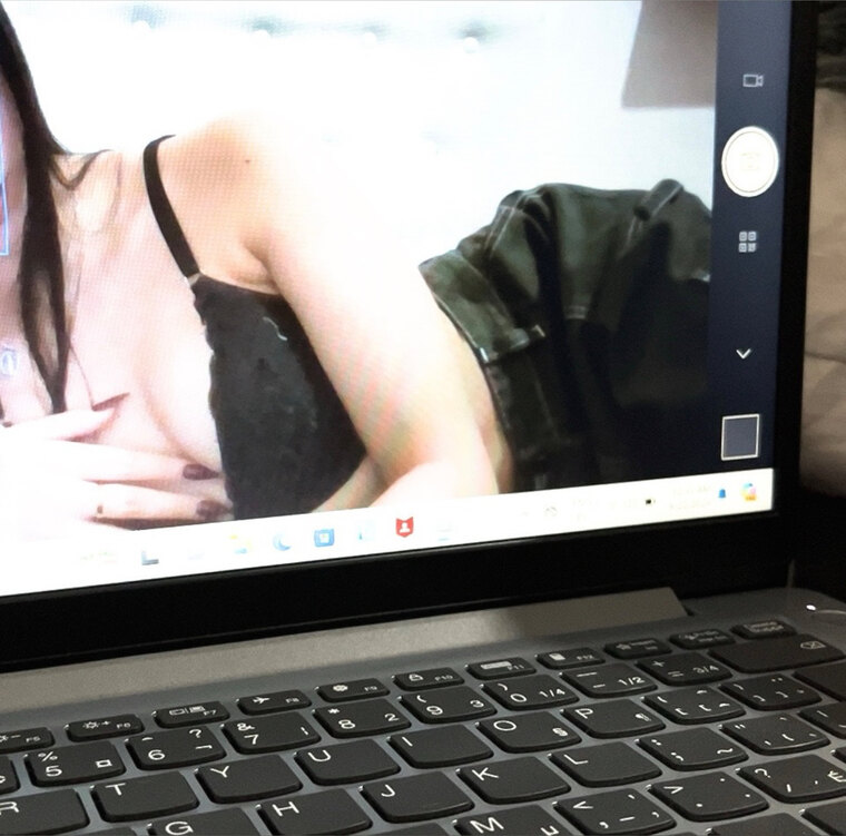 brunette banner image