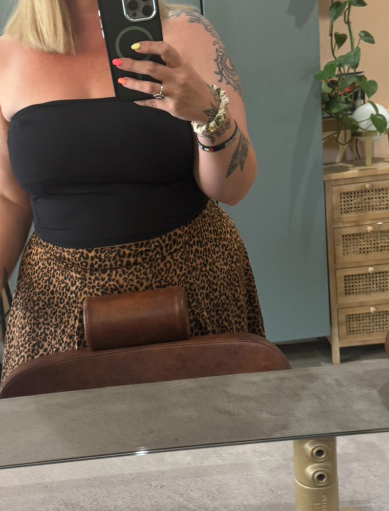 Busty curvy single mom banner image