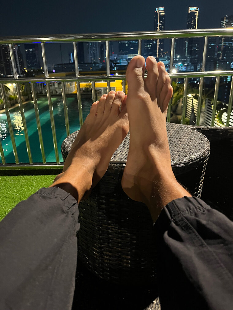 Leonfeet27 cover image