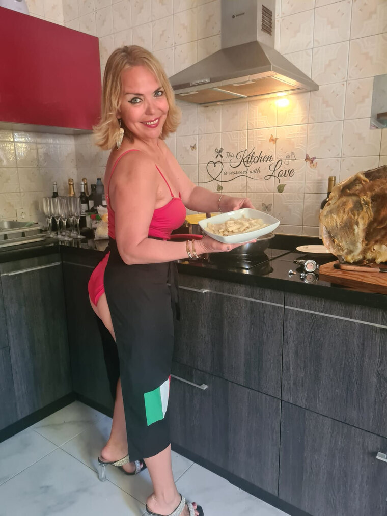 Cocina caliente en bikini banner image