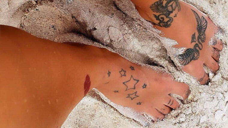 Glossy Feet 🦶👅🔞 cover image
