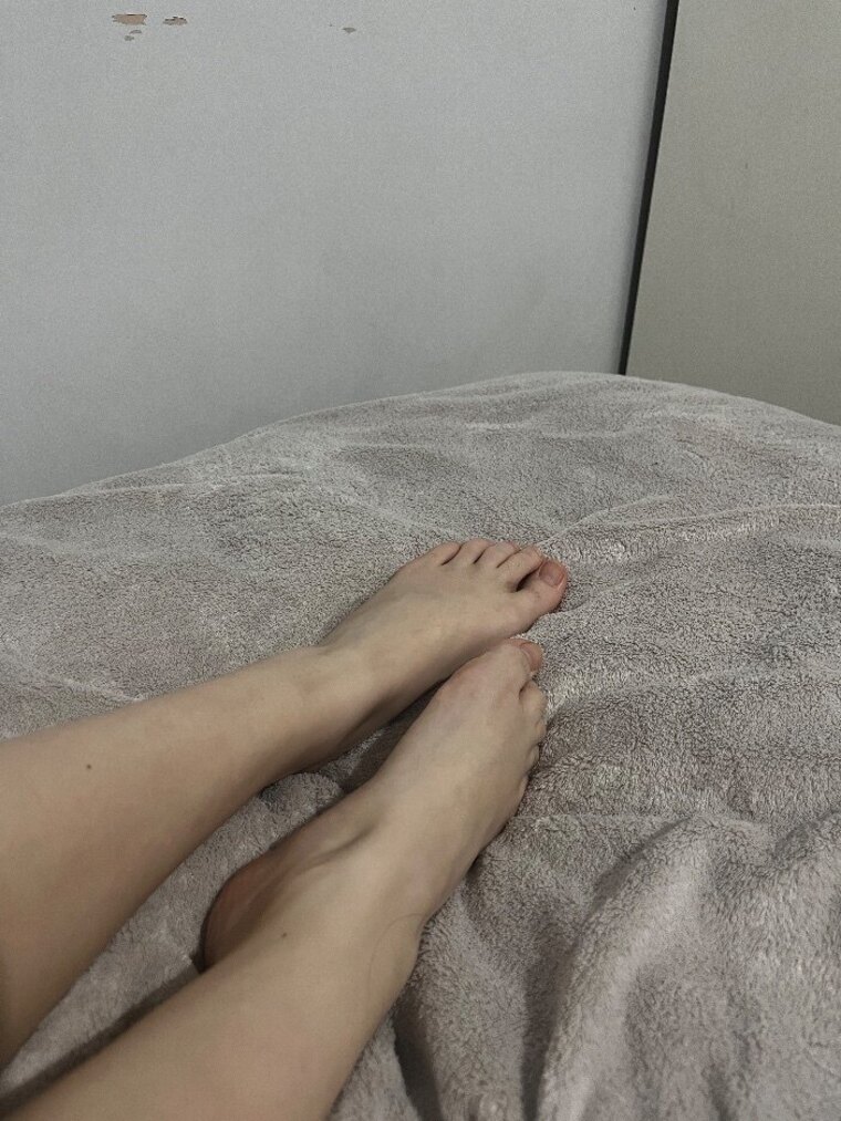 prettywhitefeet cover image