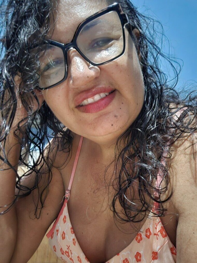 Lia Oliveira cover image