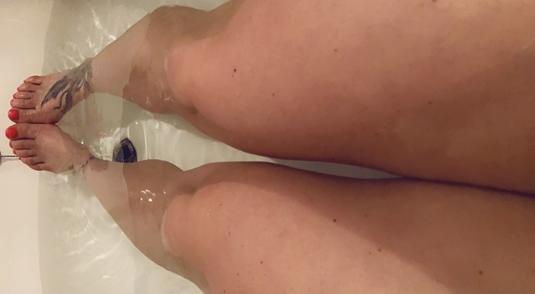 Foot Fetish - petite feet size 2, 32E - banner image