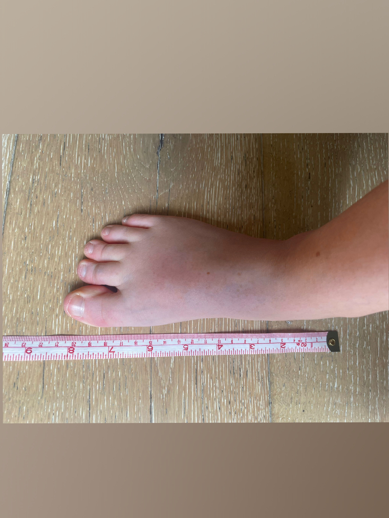 US 3 Sized Feet cover image