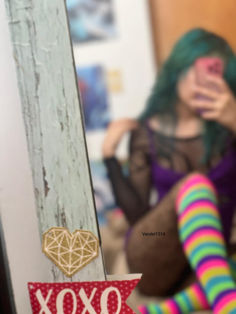Vaiolet Brit 👾💜 cover image