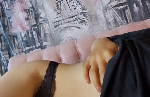 V MUÑOZ cover image