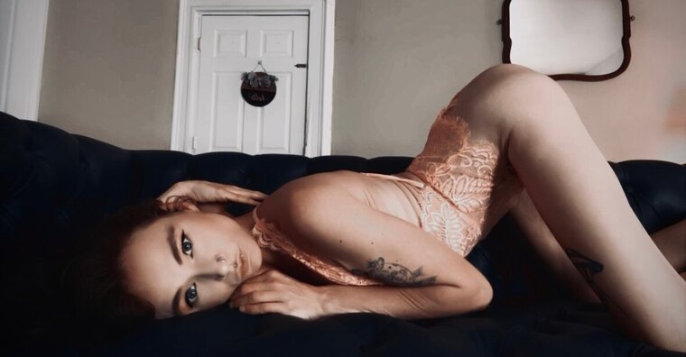 Victoria sunshineandstuff. 🖤👽☀️ cover image